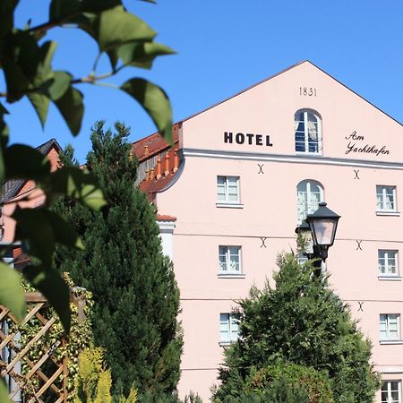 Hotel Am Yachthafen Waren  Buitenkant foto