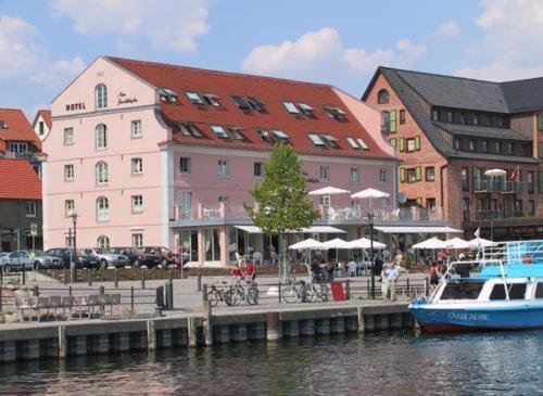 Hotel Am Yachthafen Waren  Buitenkant foto