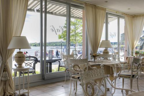Hotel Am Yachthafen Waren  Buitenkant foto