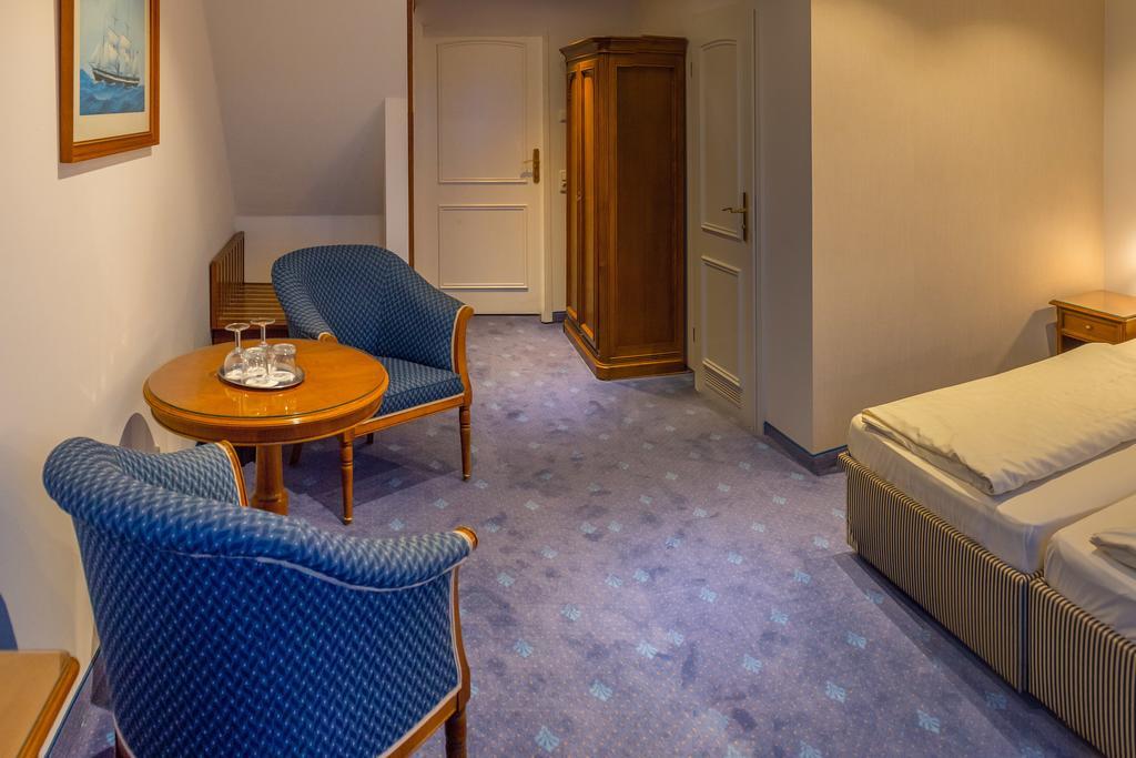 Hotel Am Yachthafen Waren  Buitenkant foto