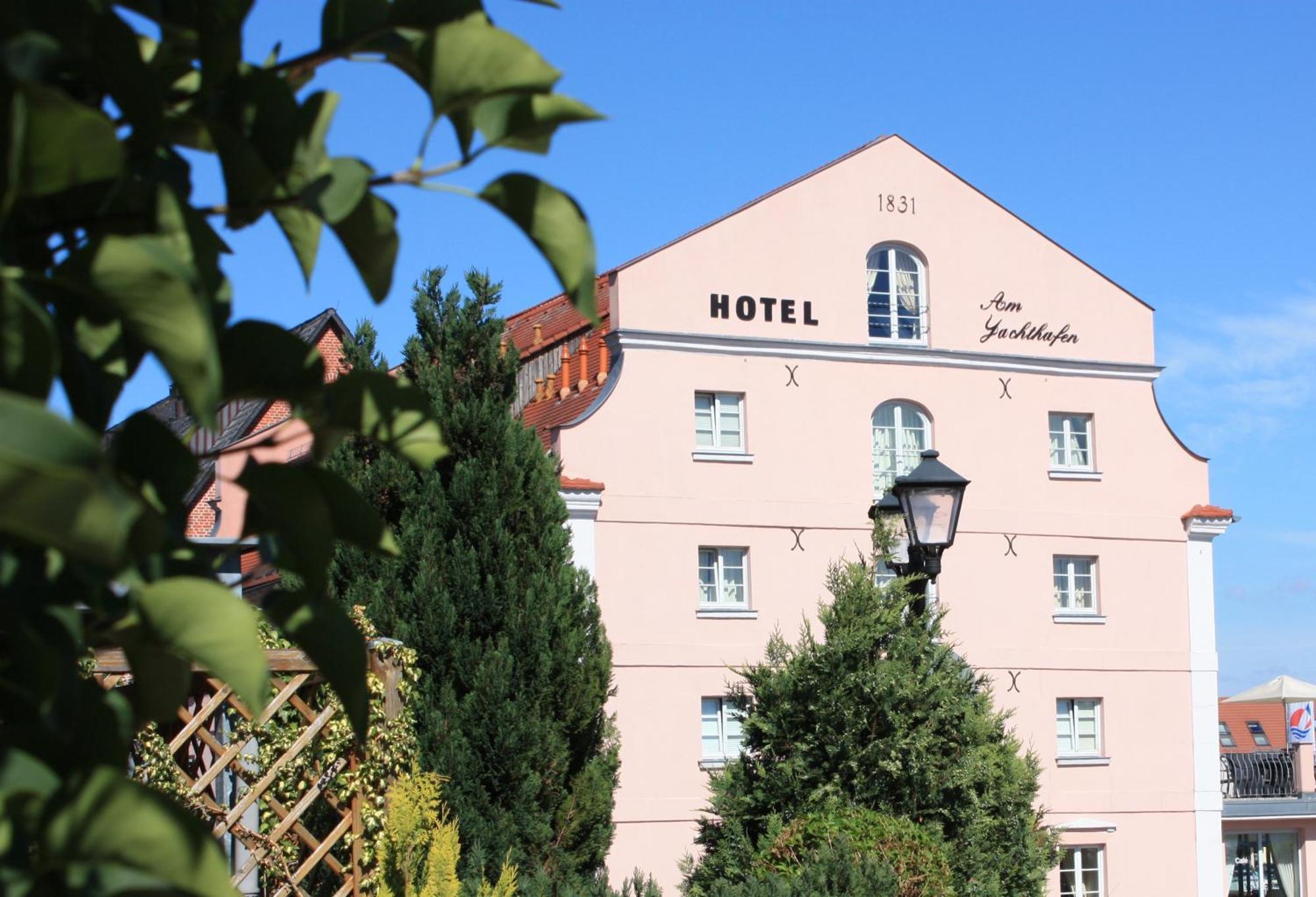 Hotel Am Yachthafen Waren  Buitenkant foto