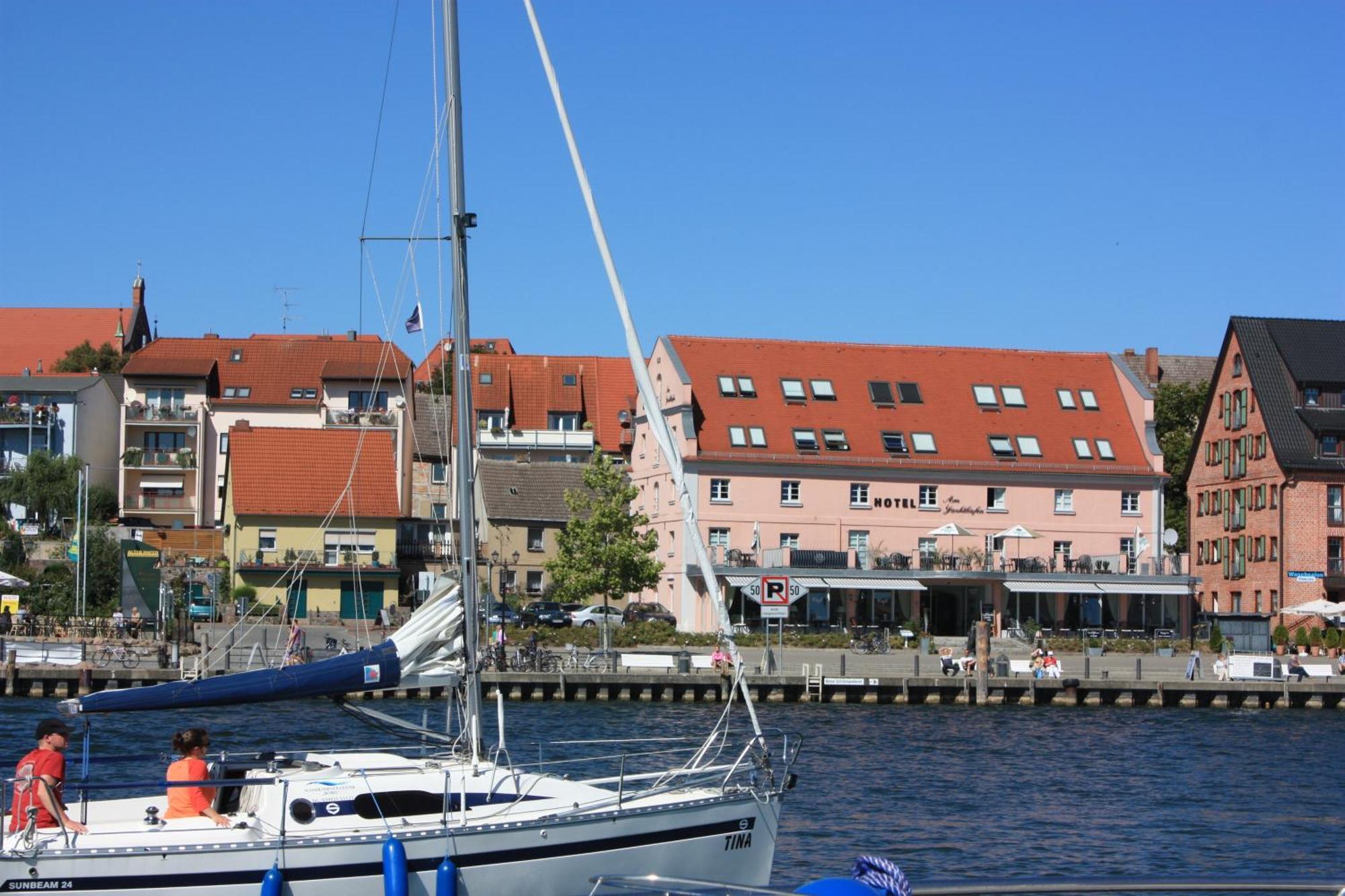Hotel Am Yachthafen Waren  Buitenkant foto