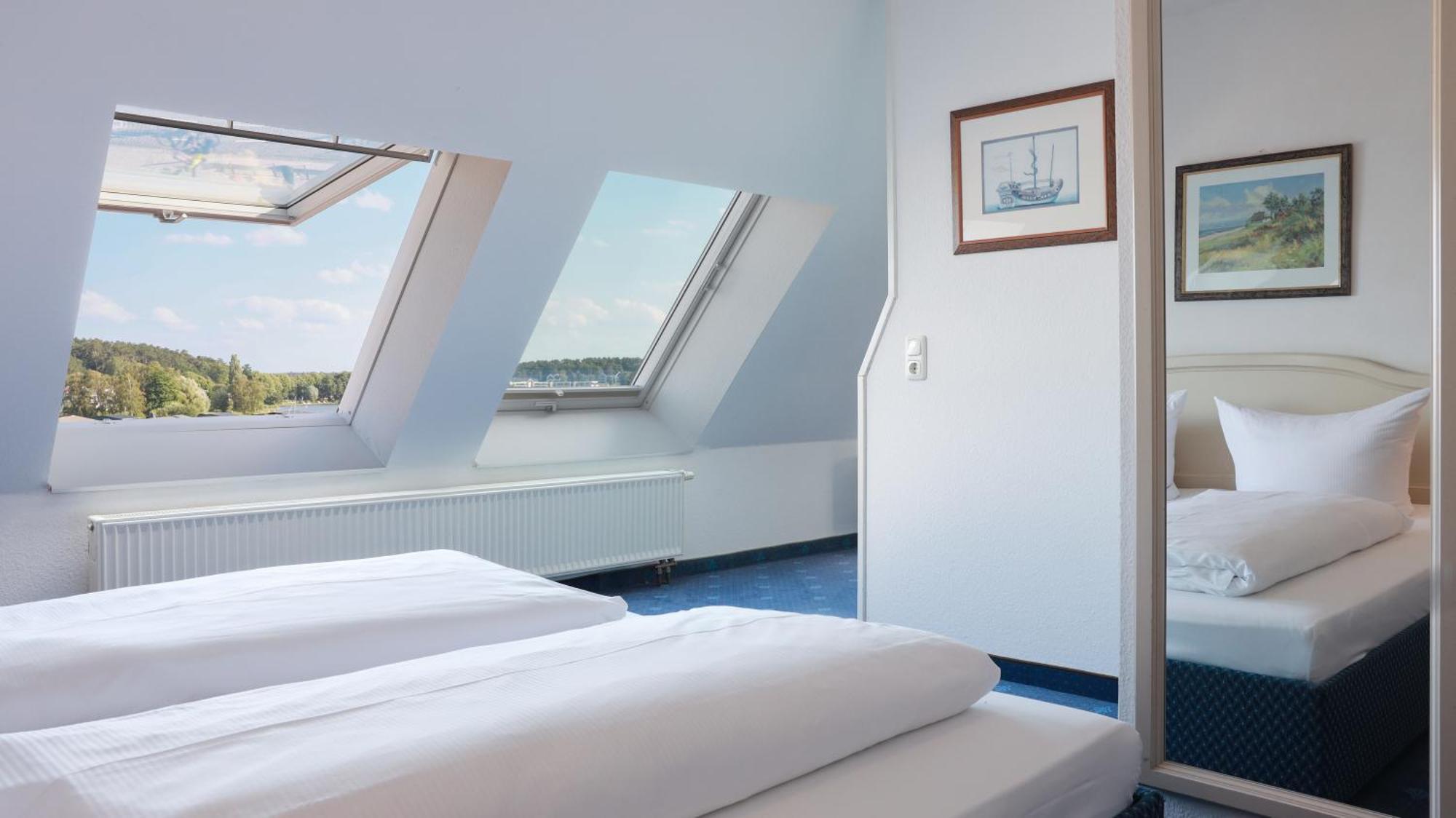 Hotel Am Yachthafen Waren  Buitenkant foto