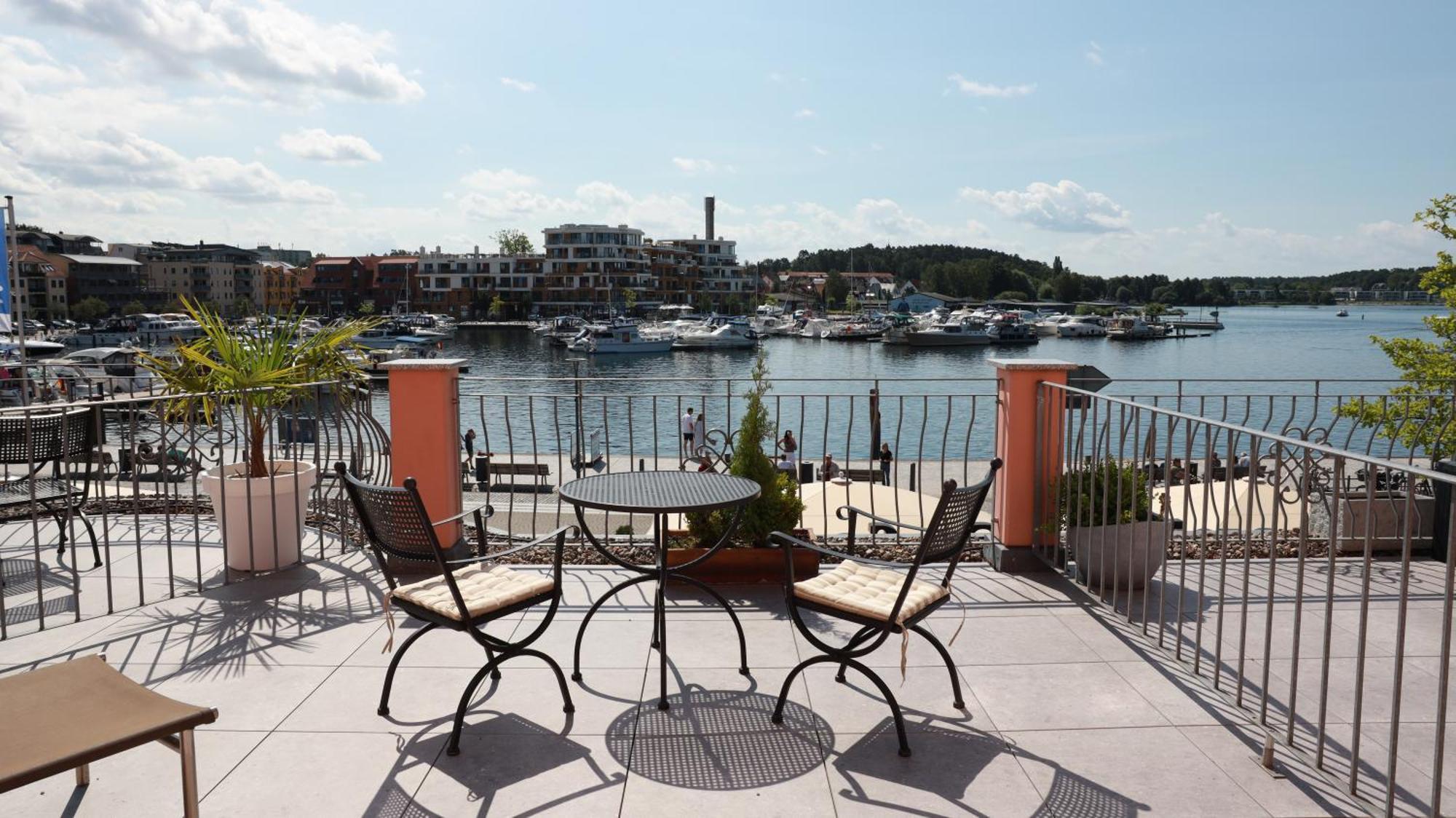 Hotel Am Yachthafen Waren  Buitenkant foto