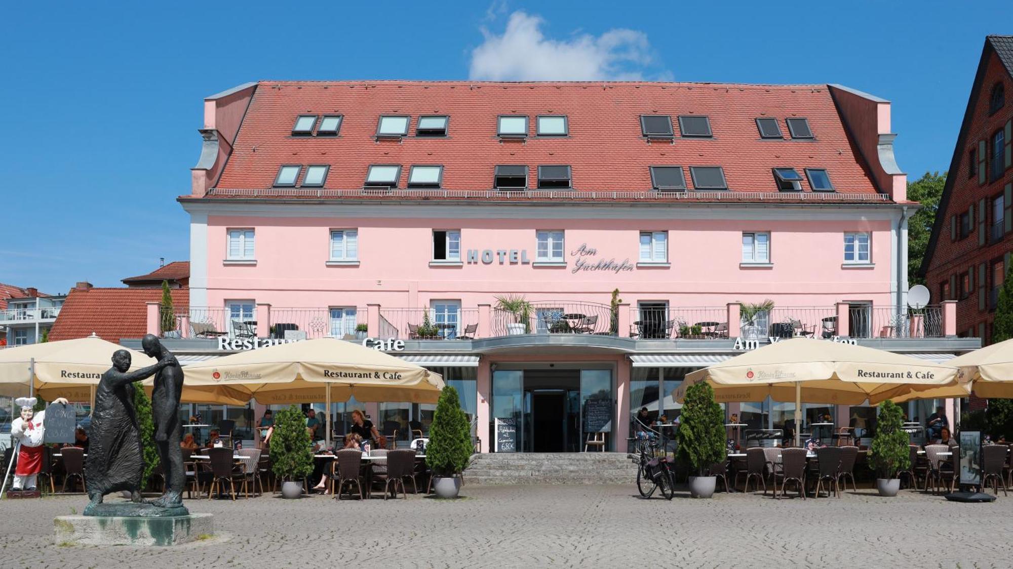 Hotel Am Yachthafen Waren  Buitenkant foto