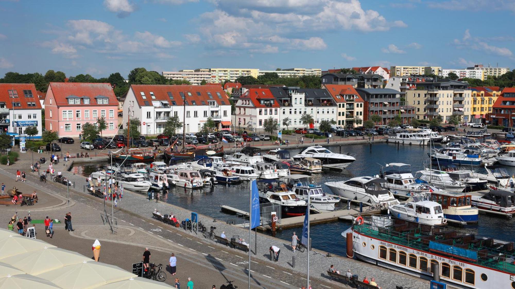 Hotel Am Yachthafen Waren  Buitenkant foto