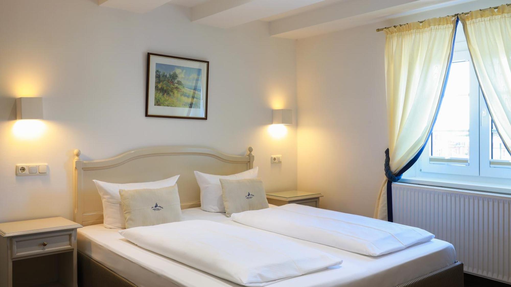 Hotel Am Yachthafen Waren  Buitenkant foto