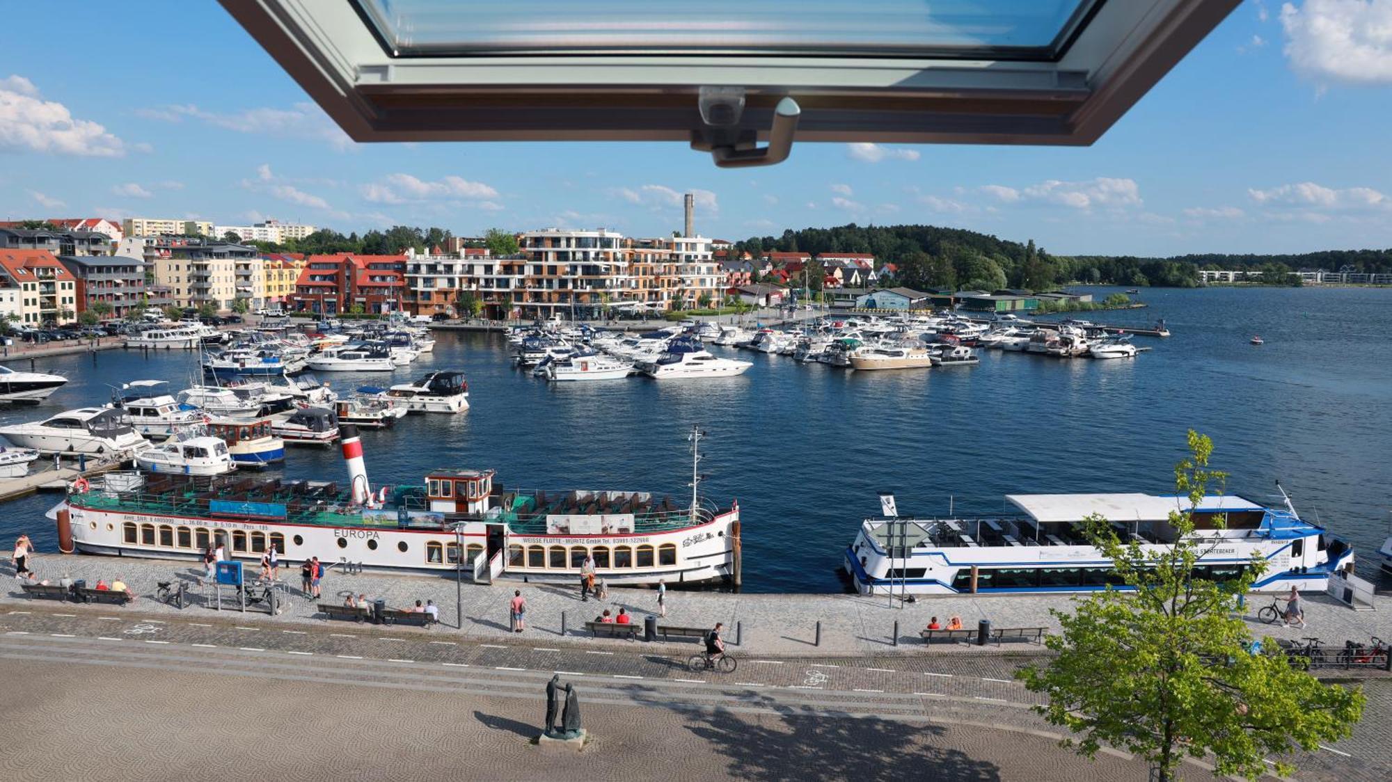 Hotel Am Yachthafen Waren  Buitenkant foto