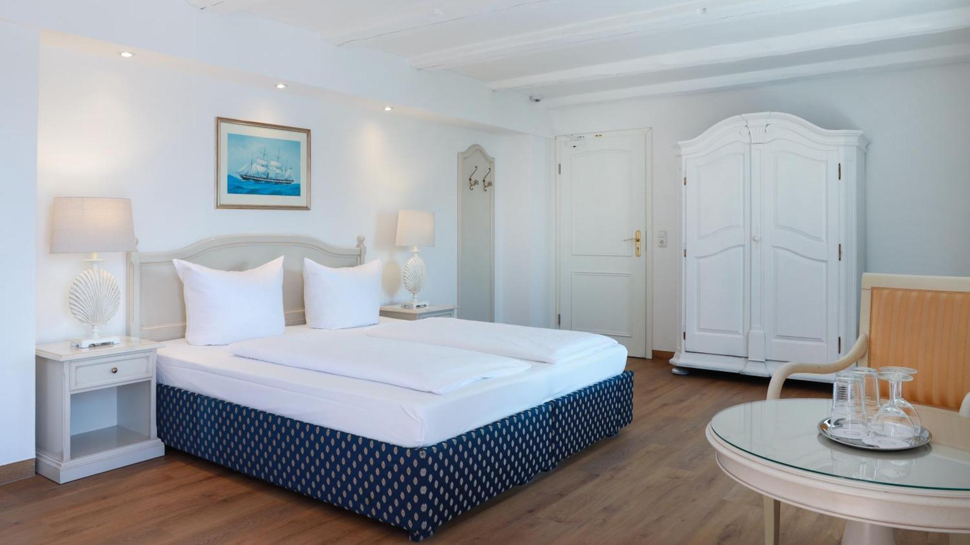 Hotel Am Yachthafen Waren  Buitenkant foto