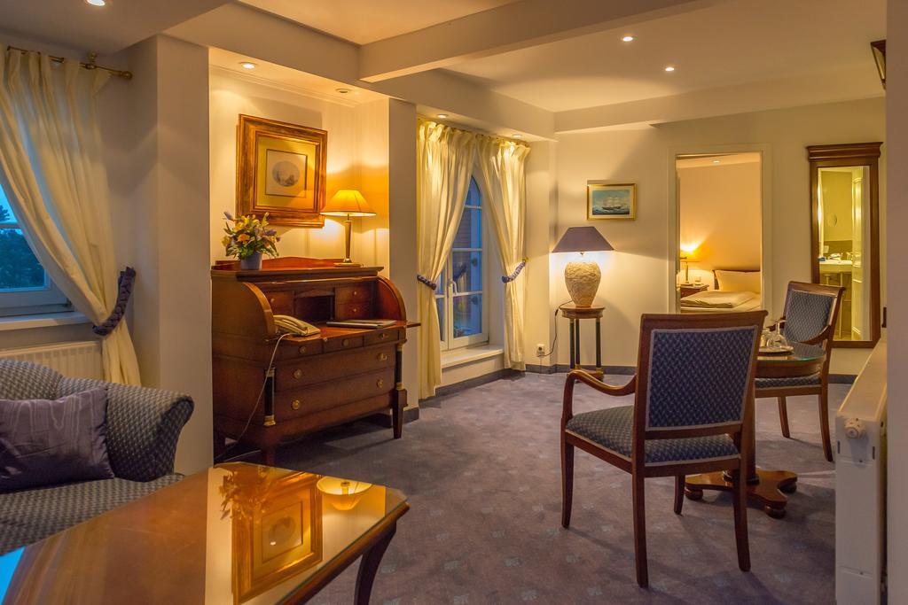 Hotel Am Yachthafen Waren  Buitenkant foto