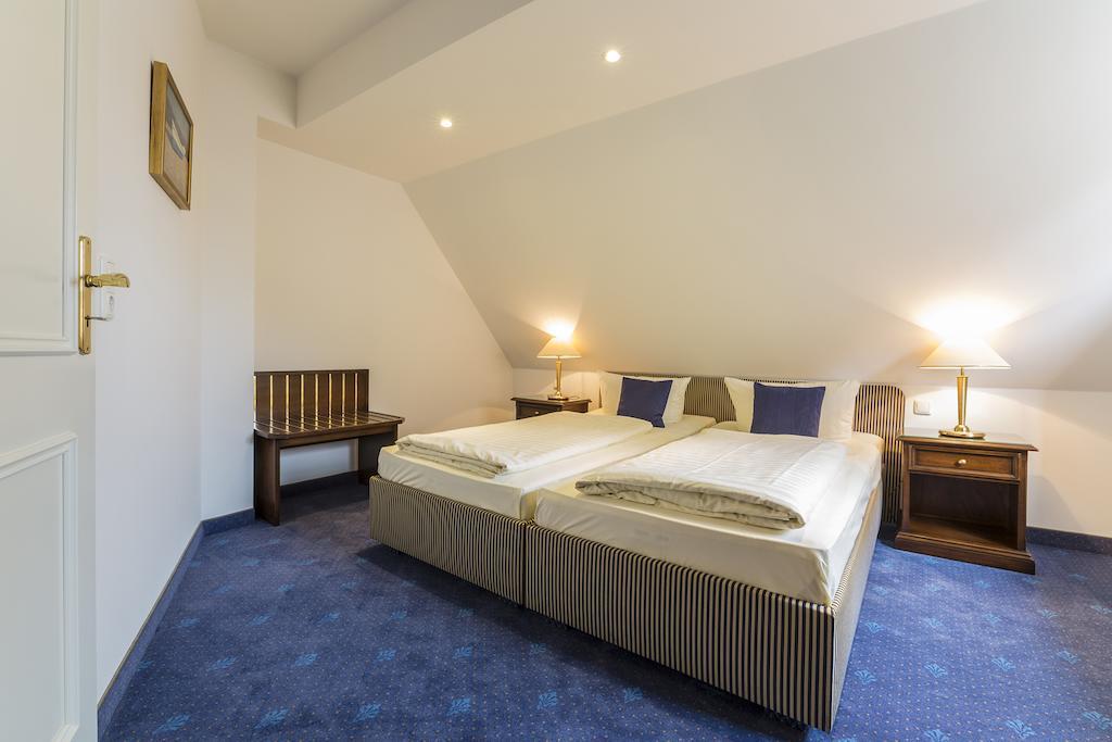Hotel Am Yachthafen Waren  Buitenkant foto
